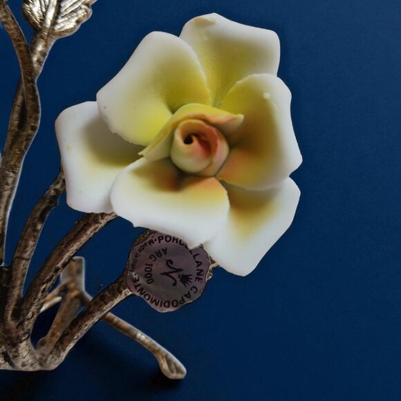 Capodimonte-Style Porcelain Yellow Rose Floral Sculpture – Made in Italy - Picture 8 of 11